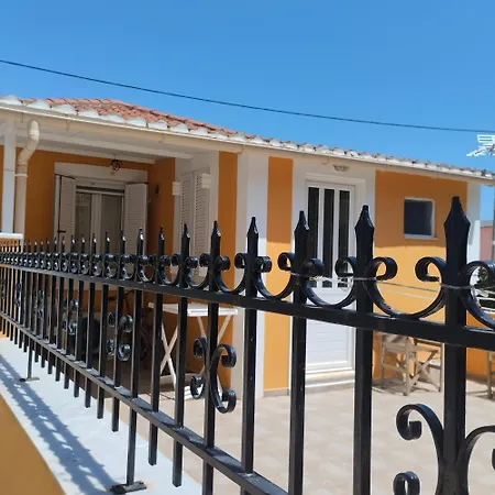 Spacious 2 Bd Detached House In Kefalonia W Patio Сasa de vacaciones *