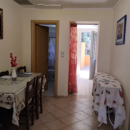 Semesterbostad μονοκατοικια ανεξαρτητη σε κεντρικο δρομο